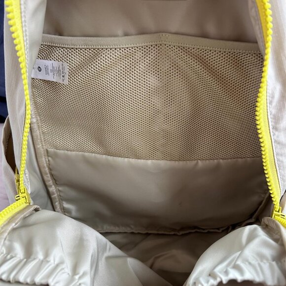 Lululemon Everyday Backpack 2.0 23L in light yellow/yellow/ creamy yellow - Picture 3 of 5